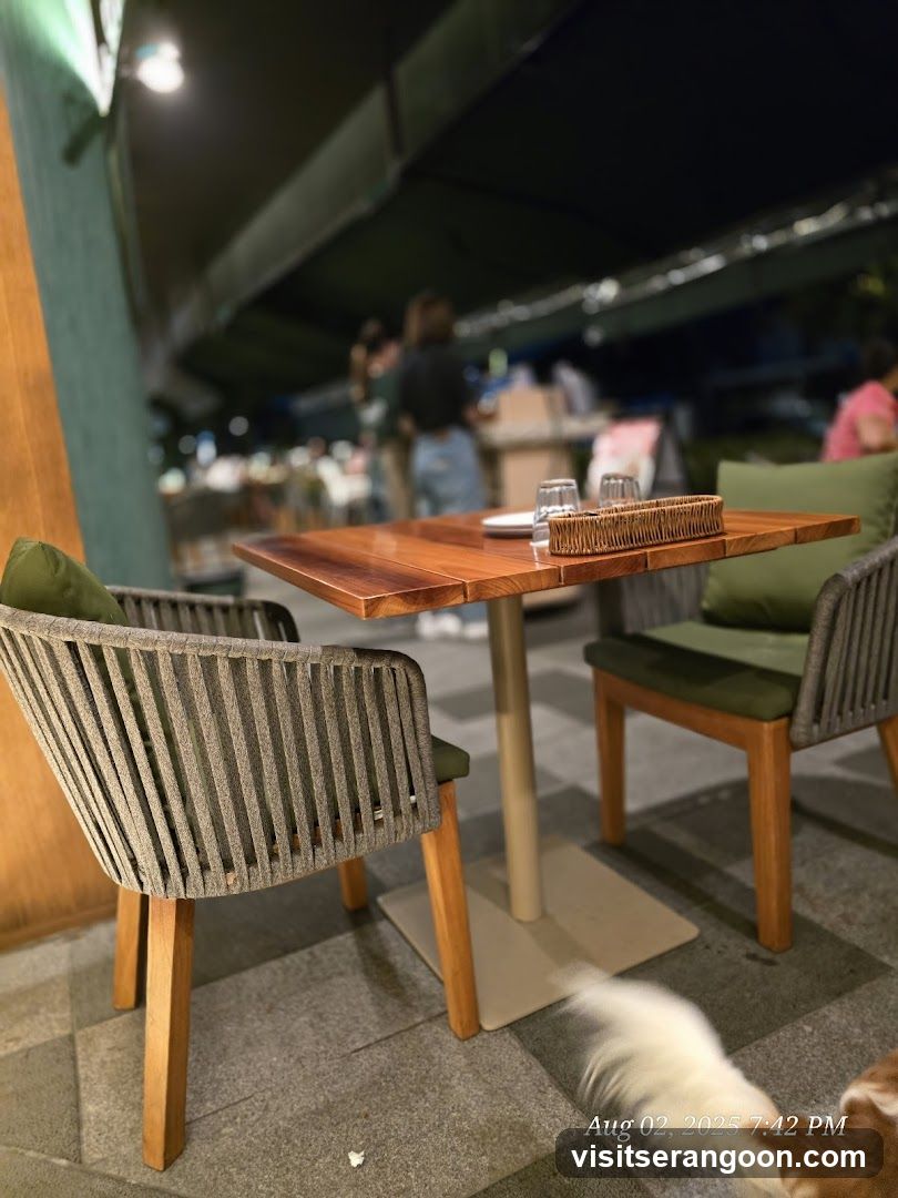 Outdoor Dining Table Setting
